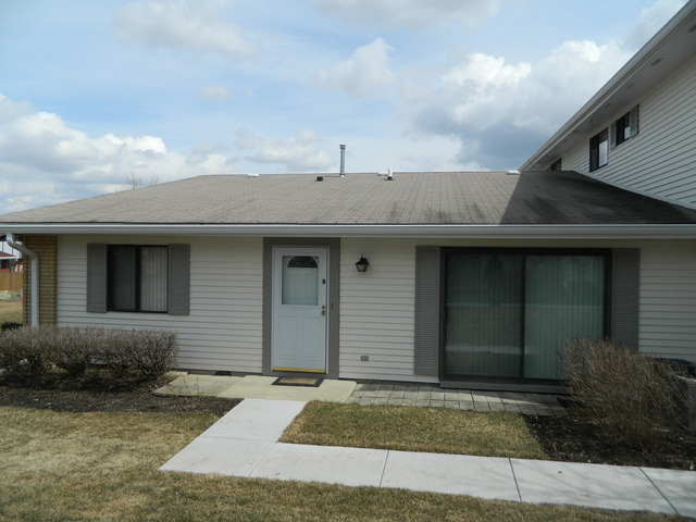 Property Photo:  143 Brewster Court B  IL 60108 