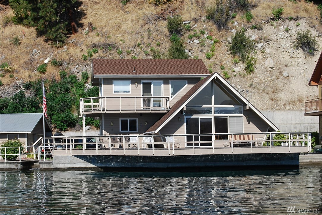 Property Photo:  9576 S Lakeshore Rd  WA 98816 