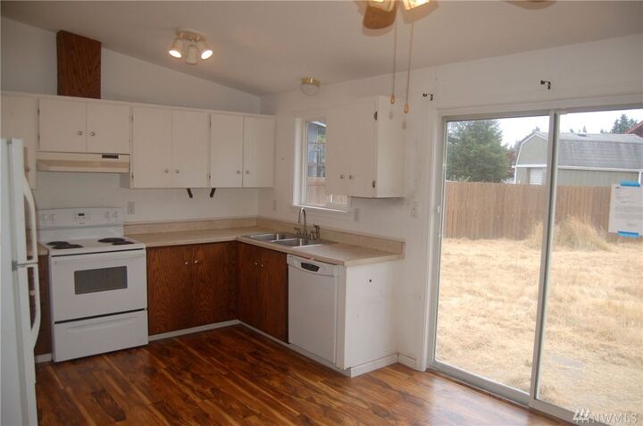 Property Photo: 914 195th St E WA 98387