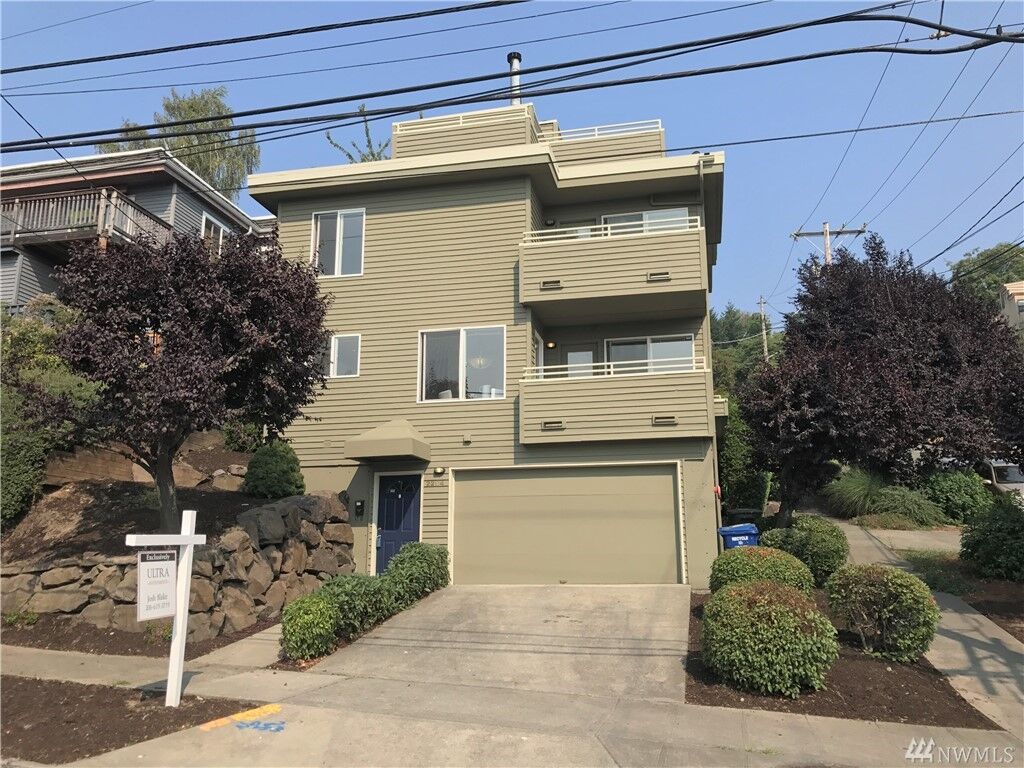 Property Photo:  2204 14th Ave W  WA 98119 