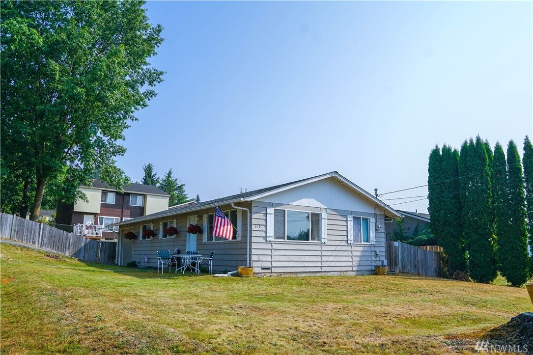 Property Photo:  212 10th St  WA 98290 