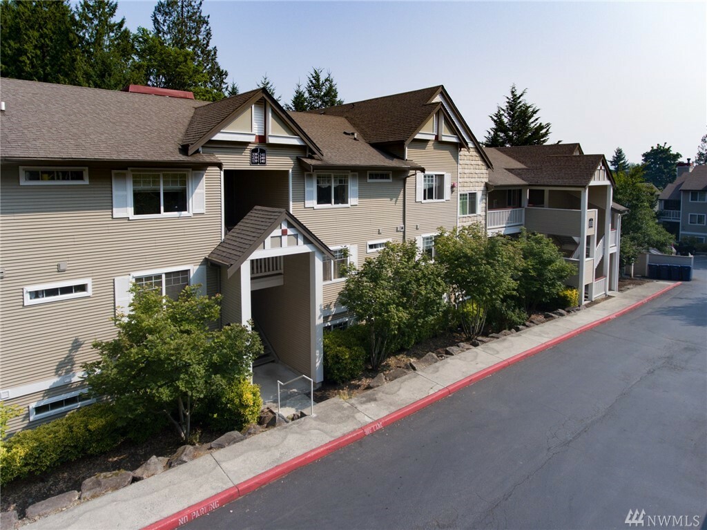 Property Photo:  18501 SE Newport Wy J140  WA 98027 