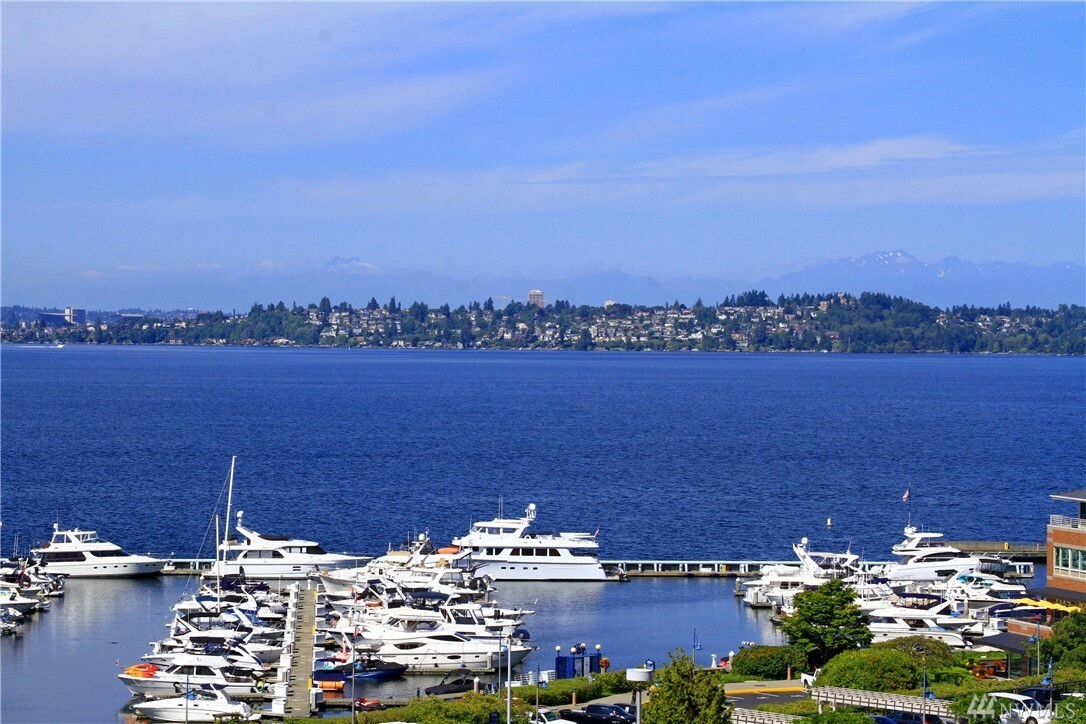 Property Photo:  5304 Lake Washington Blvd NE F  WA 98033 