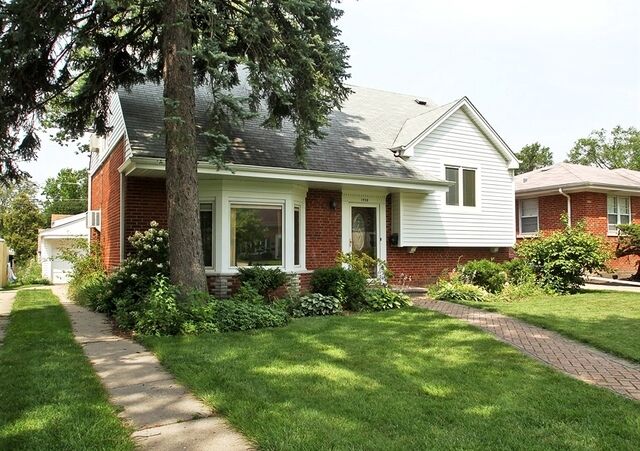 Property Photo:  1908 Vine Avenue  IL 60068