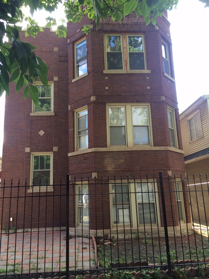 Property Photo:  1016 N Avers Avenue 1  IL 60651 