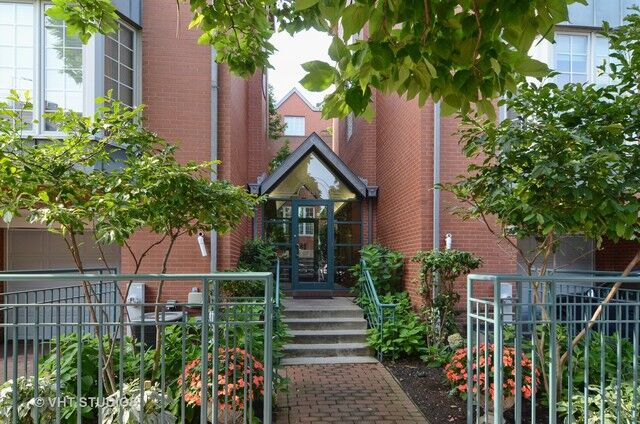 Property Photo:  851 Gunnison Street G  IL 60640 
