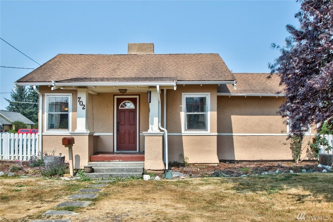 Property Photo:  702 Warner St  WA 98284 