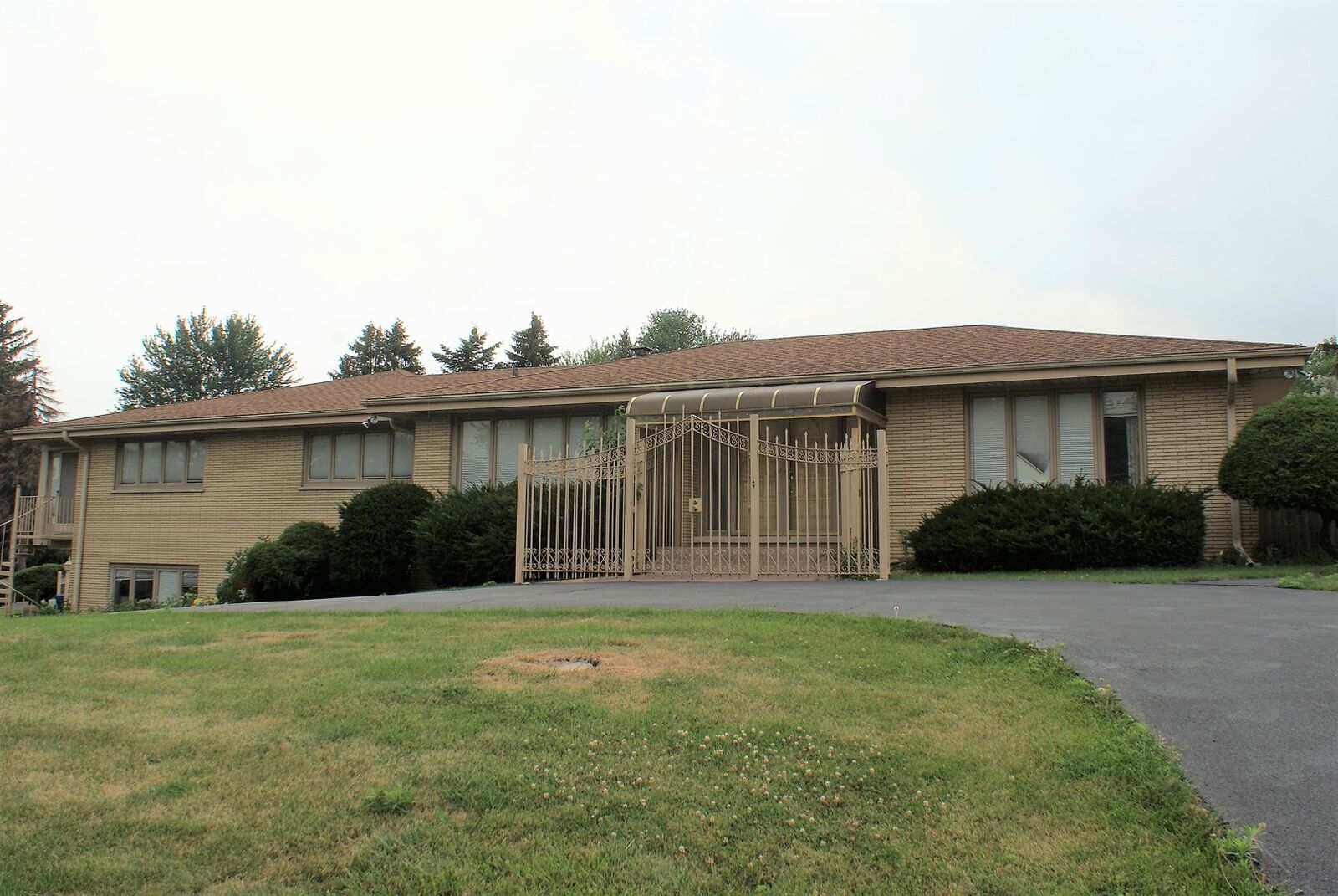 Property Photo: 824 York Road South IL 60106