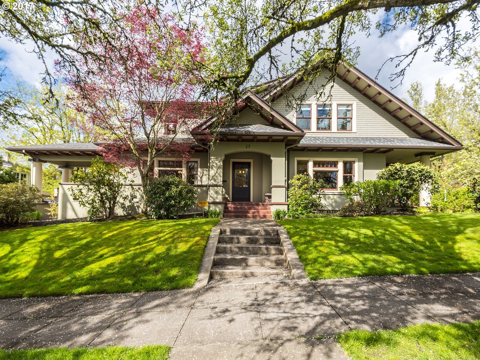 Property Photo:  27 NE Floral Pl  OR 97232 