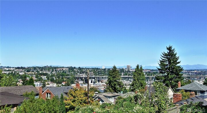 Property Photo: 2718 Queen Anne Ave N WA 98109