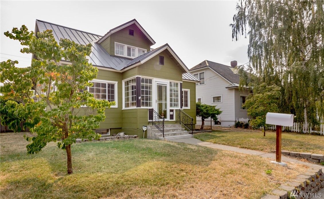 Property Photo: 308 E 2nd Street WA 98922