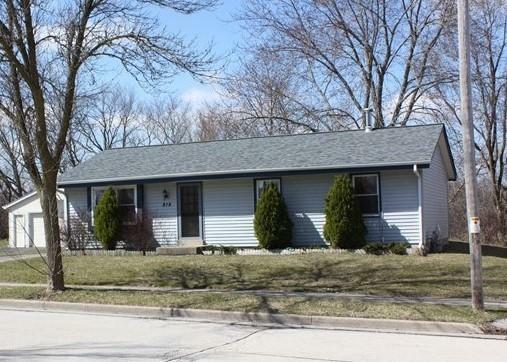 Property Photo:  814 Cherrywood Dr  WI 53188 