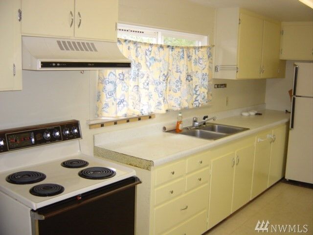 Property Photo:  910 31st St  WA 98221 