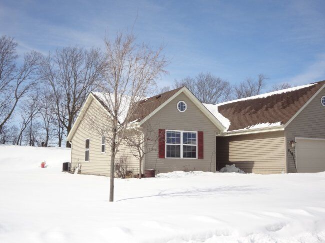 Property Photo:  512 Parkview Dr  WI 53038 