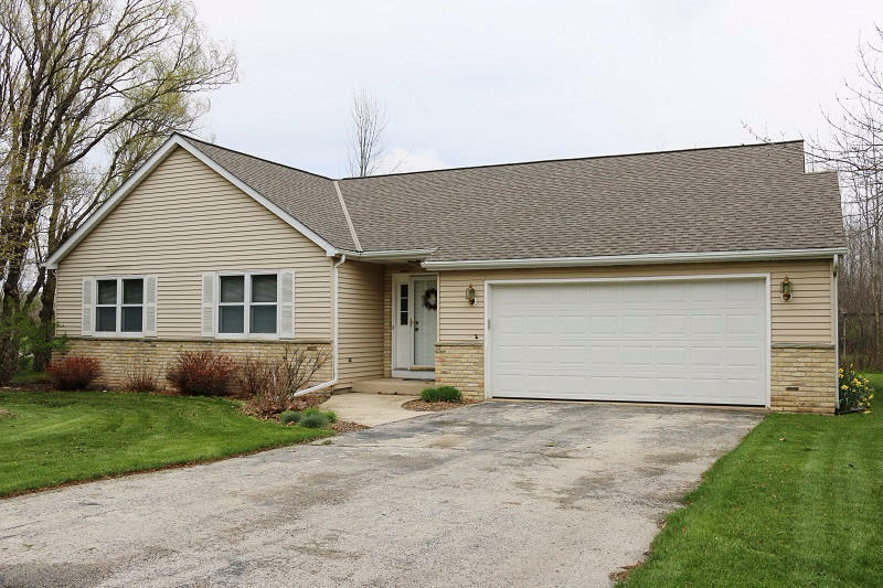 Property Photo:  1302 Trail Way Dr  WI 53024 