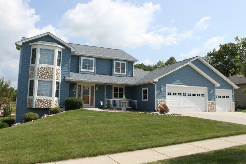 Property Photo:  240 Upper Woodford Cir  WI 53090-1087 