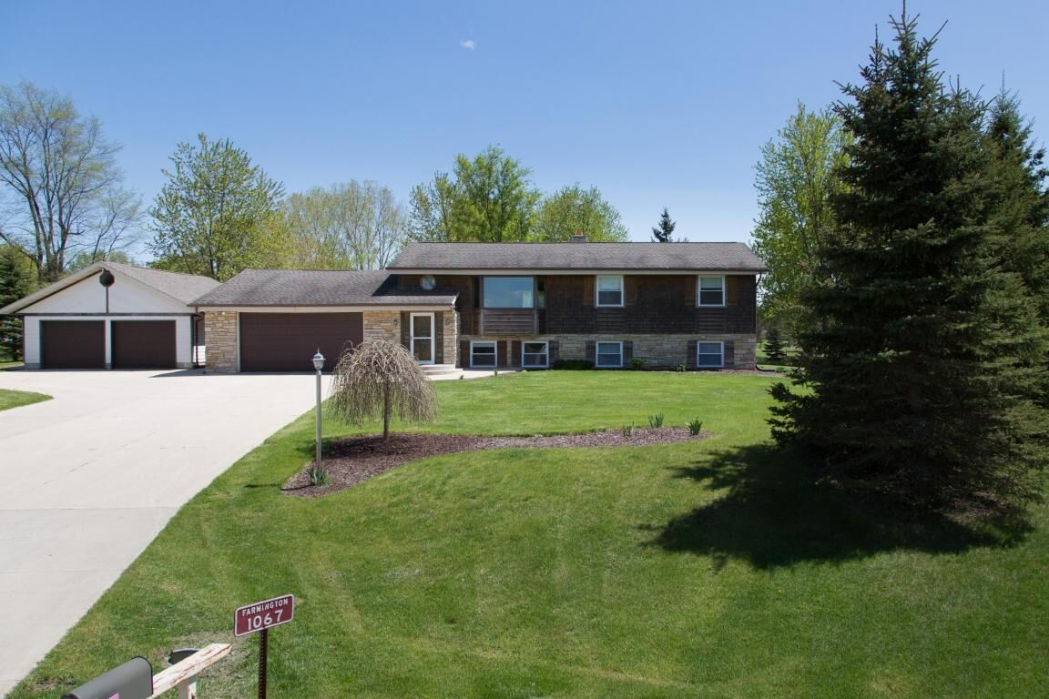 Property Photo:  1067 Greenway Ct  WI 53090 