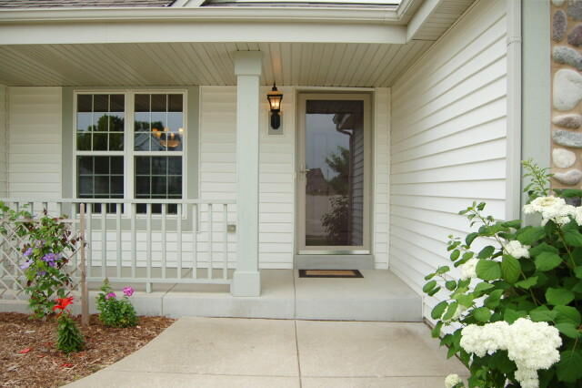 Property Photo: 1701 Tumbleweed Cir WI 53095