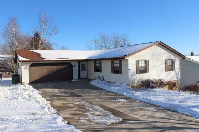Property Photo:  825 Squire Ln  WI 53090 