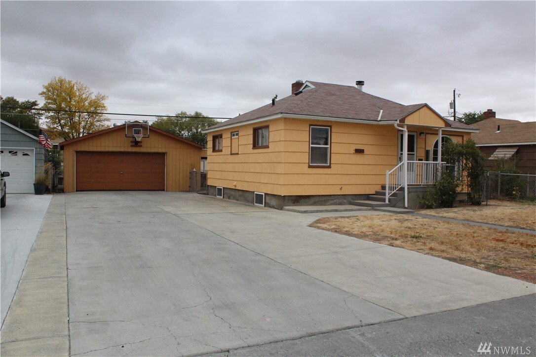 Property Photo: 123 F St NE WA 98823