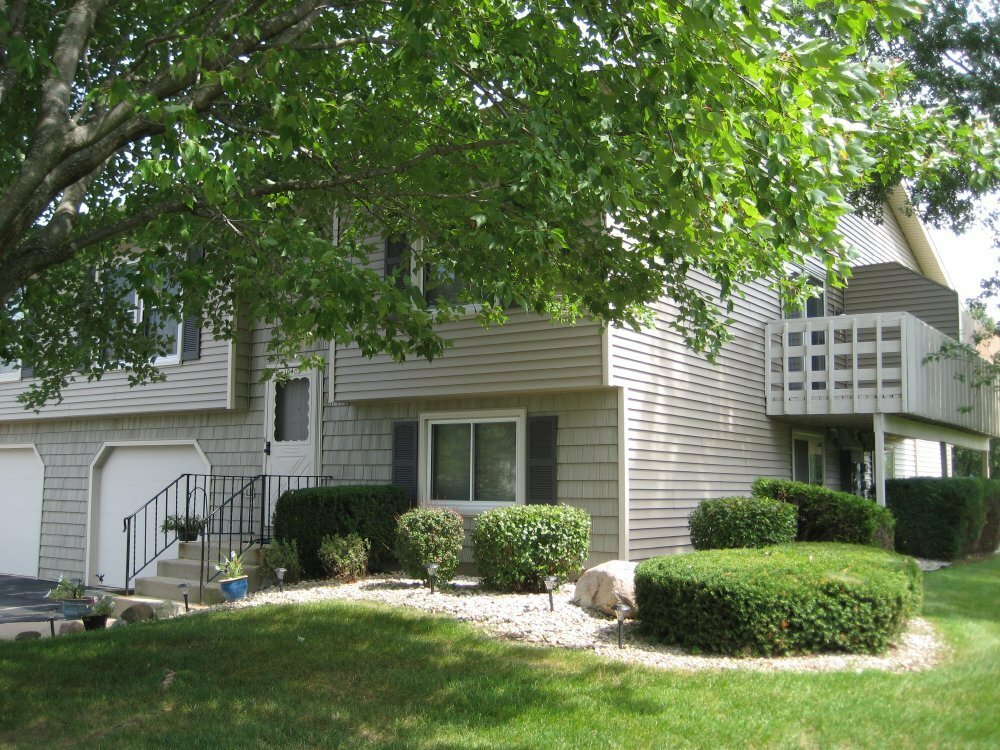 Property Photo:  10403 W Parkcrest Cir  WI 53132 