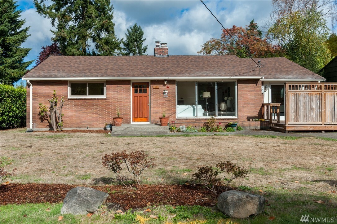 Property Photo: 1516 N 121st St WA 98133