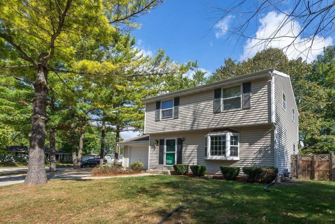 Property Photo:  712 Pleasantwood Dr  WI 53040 