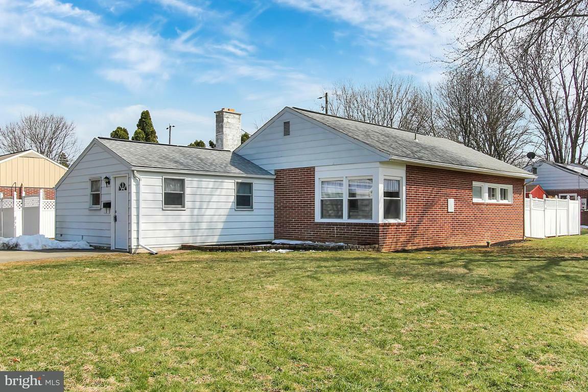 Property Photo:  102 Silver Spring Road  PA 17538 