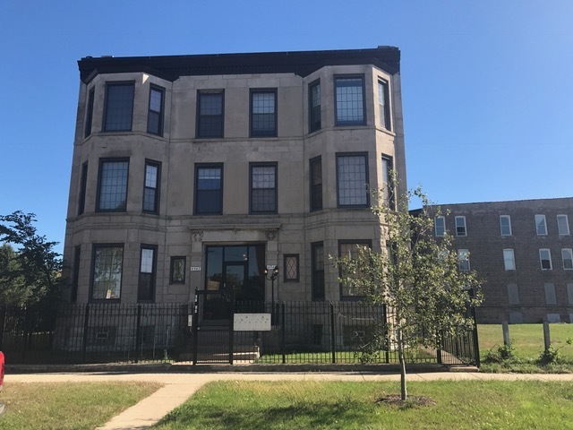 Property Photo: 4949 Prairie Avenue 2S IL 60615