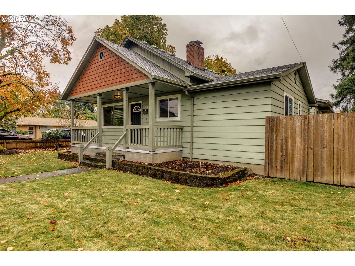 Property Photo:  390 W Clarendon St  OR 97027 