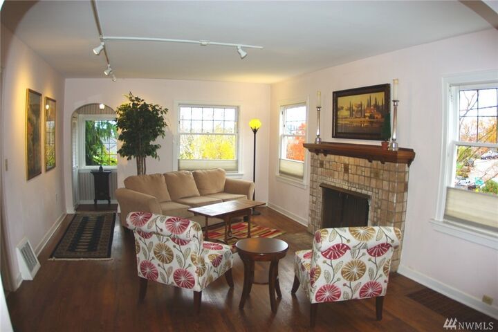 Property Photo:  803 W Etruria St  WA 98119 