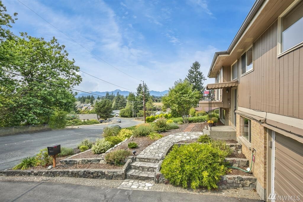 Property Photo:  922 Callahan Dr  WA 98310 