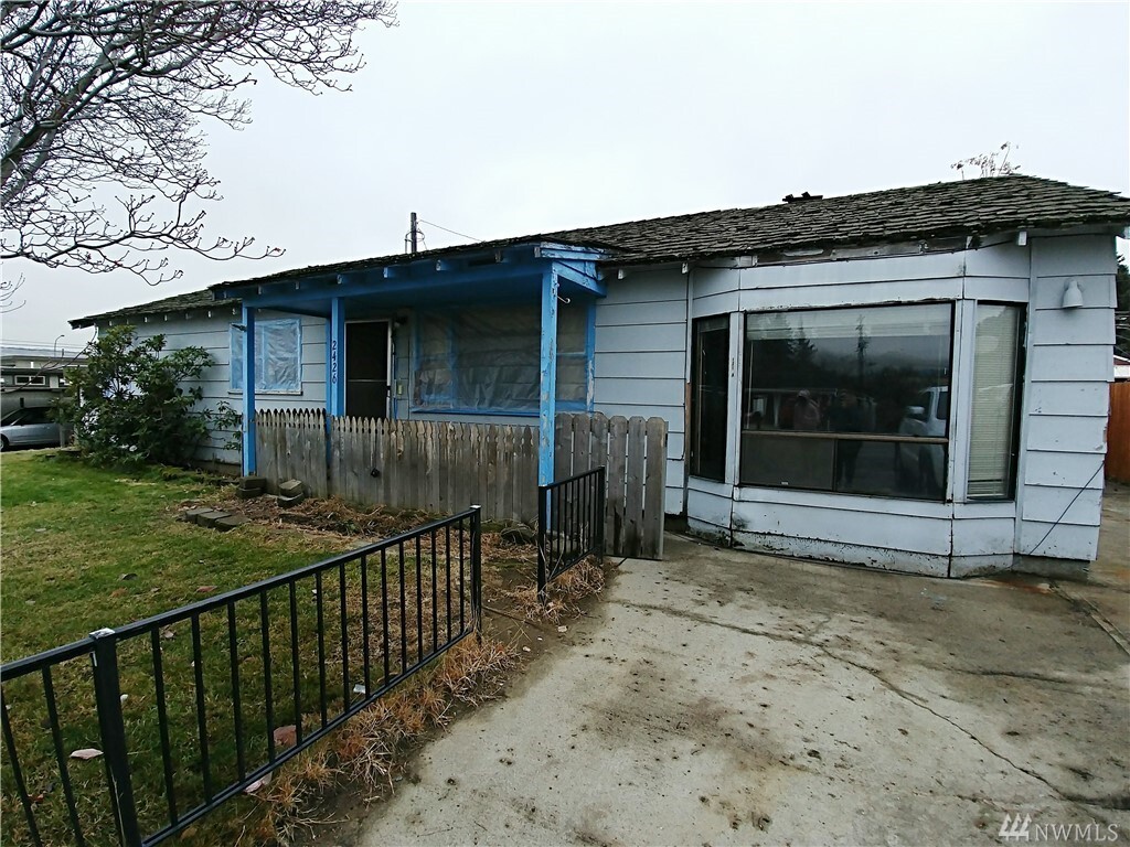 Property Photo: 2426 Lemaister Ave WA 98801