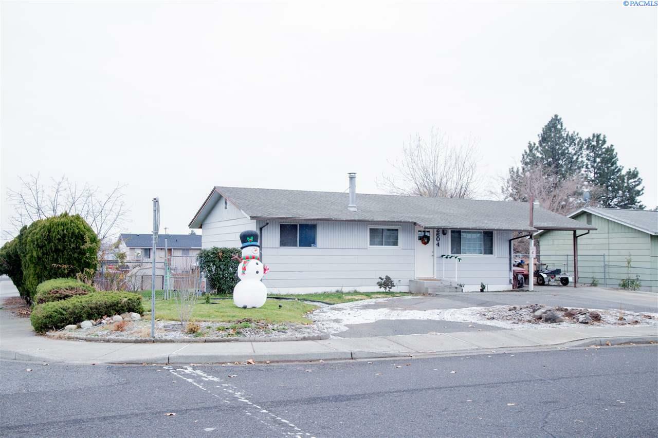 Property Photo:  2604 W Marie St  WA 99301 