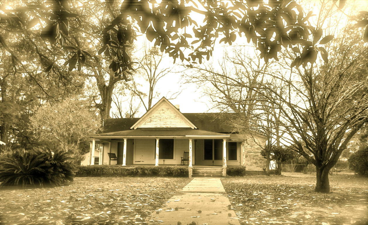 Property Photo: 28 E Live Oak Avenue FL 32435