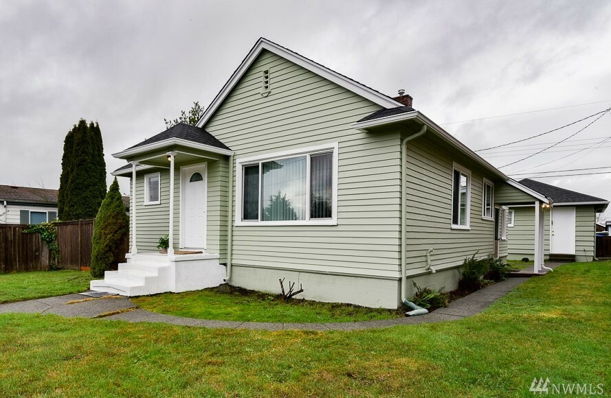 Property Photo:  1908 Burwell St  WA 98337 