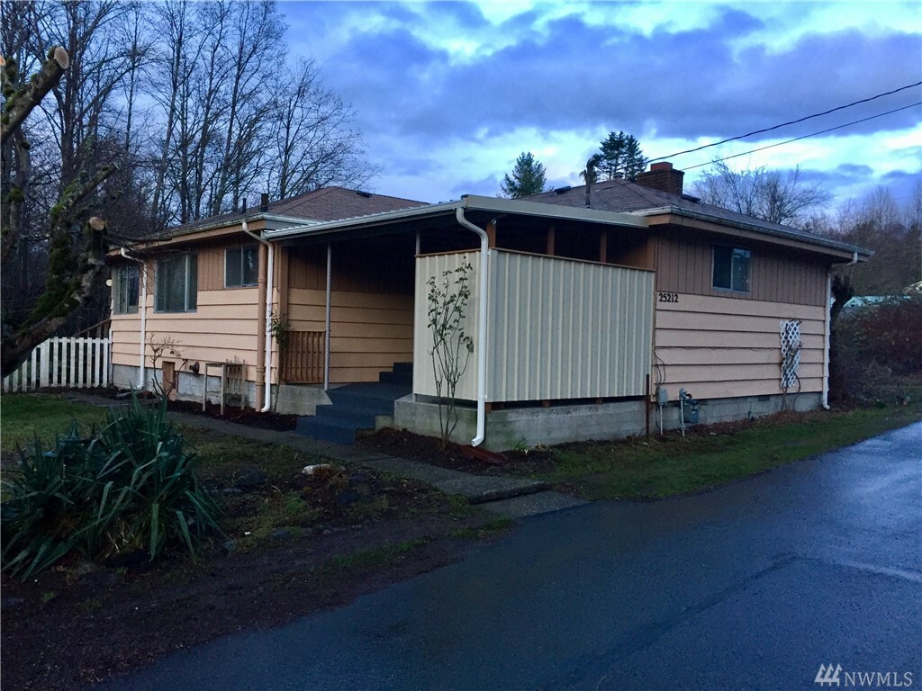 Property Photo:  25212 Park St  WA 98010 