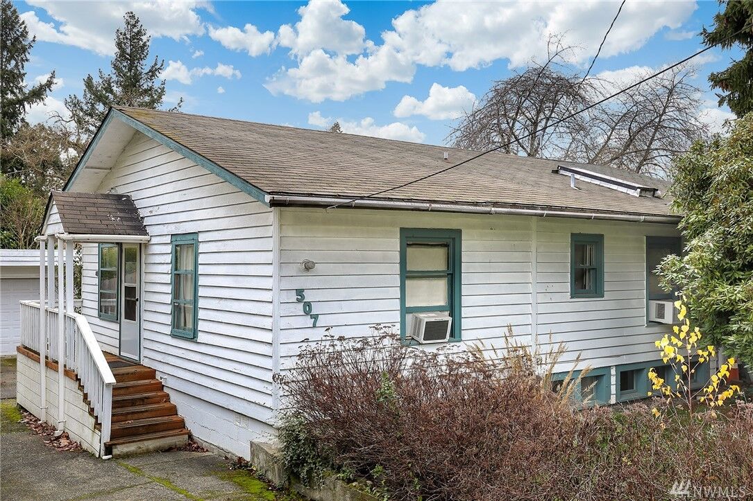 Property Photo:  507 8th St S  WA 98033 