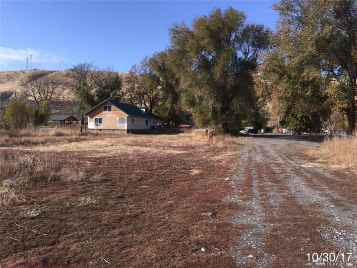 Property Photo:  103 Riverside St S  WA 98849 