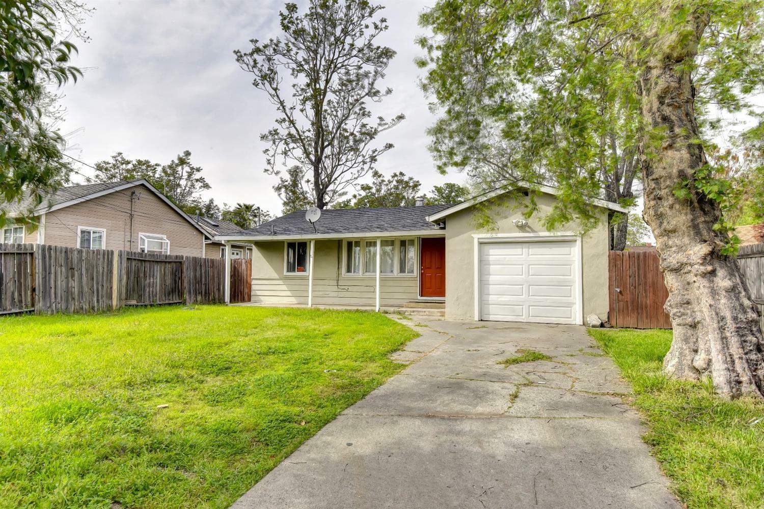 Property Photo:  1137 Los Robles Boulevard  CA 95838 