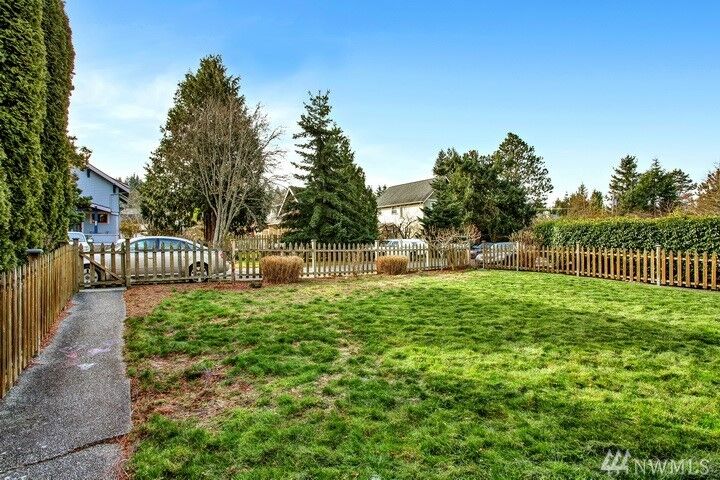 Property Photo:  707 Donovan Ave B  WA 98225 