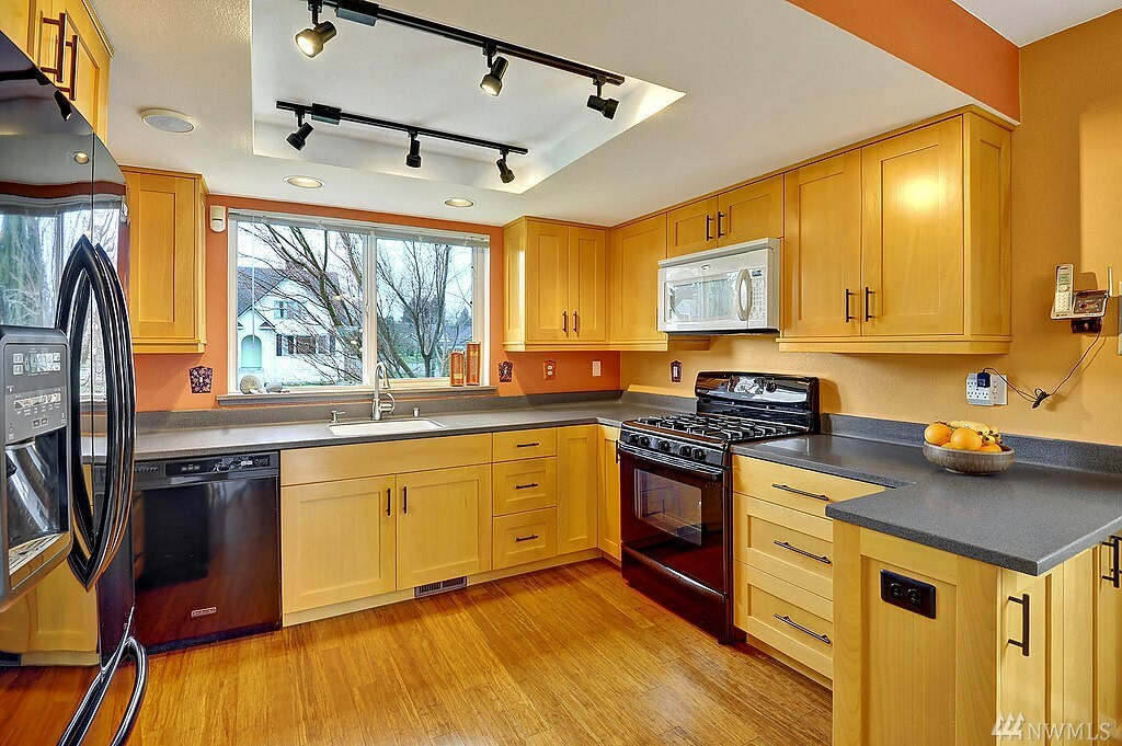 Property Photo:  1501 Lombard Ave  WA 98201 