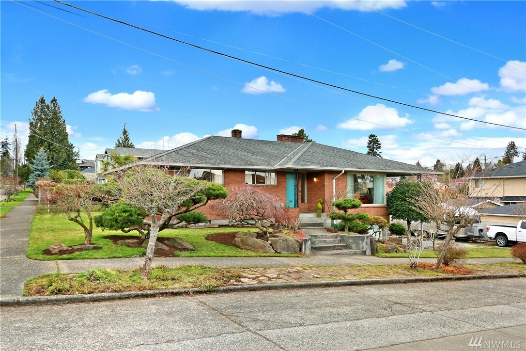 Property Photo:  5246 S Mayflower St  WA 98118 