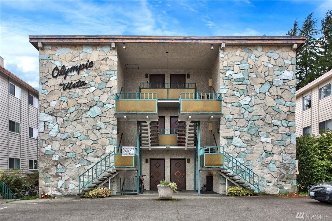 Property Photo: 11515 Greenwood Ave N D WA 98133