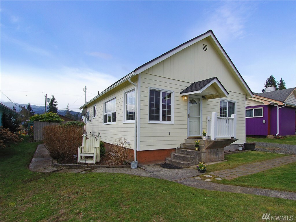 Property Photo:  1030 W 11th St  WA 98363 