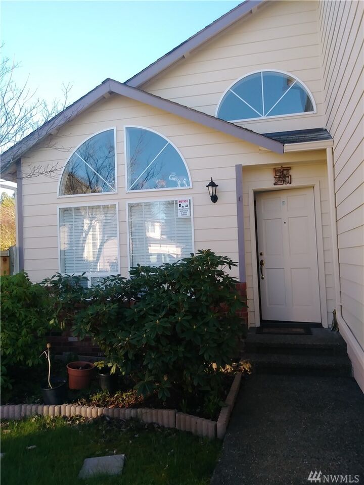 Property Photo:  701 Bremerton Place NE  WA 98059 
