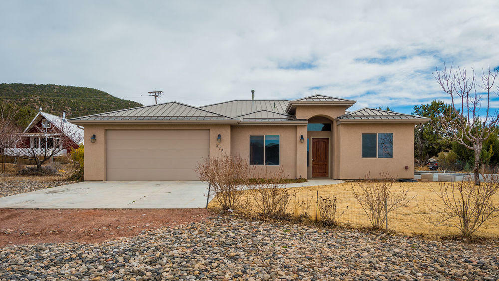 Property Photo:  372 N Pinion Cir  UT 84722 