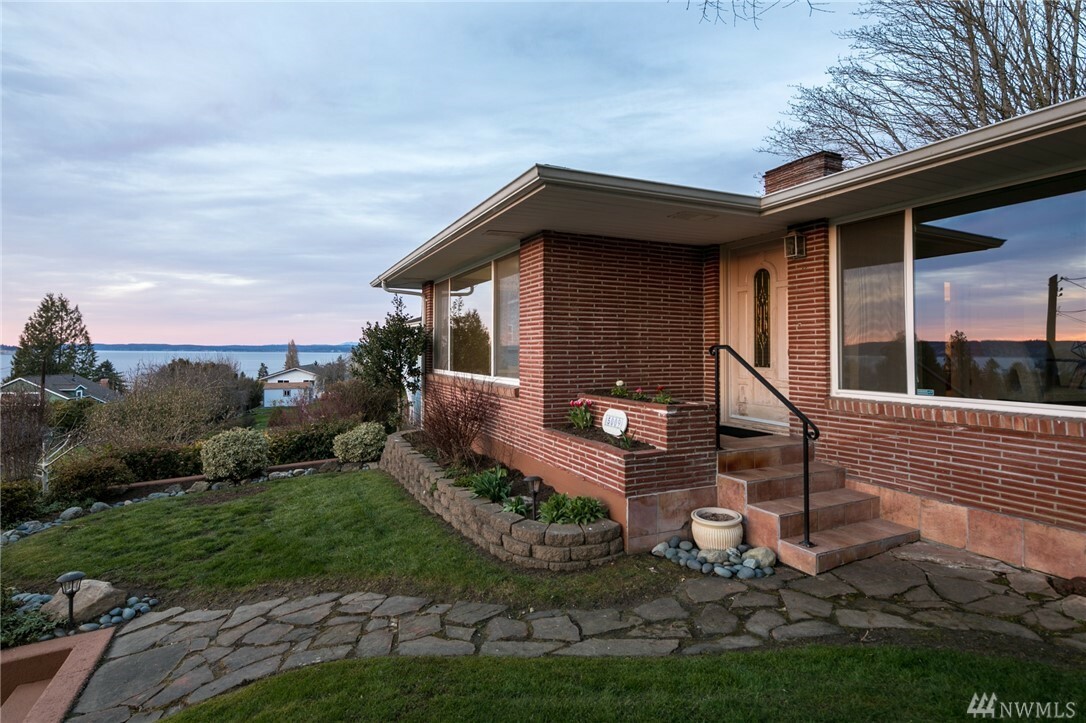 Property Photo:  5009 Sound Ave  WA 98203 