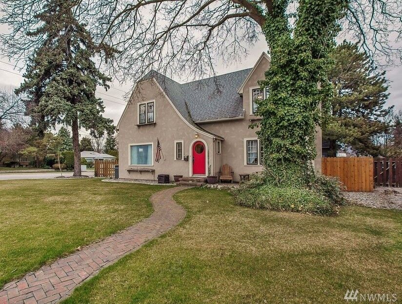 Property Photo:  920 First St  WA 98801