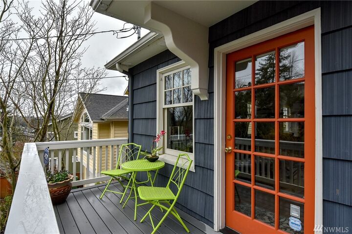 Property Photo:  1014 W Newell St  WA 98119 